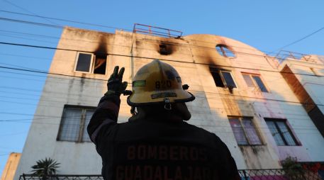 Al menos 15 personas fueron evacuadas por el incidente registrado en una torre de departamentos al interior de Guadalajara. ESPECIAL