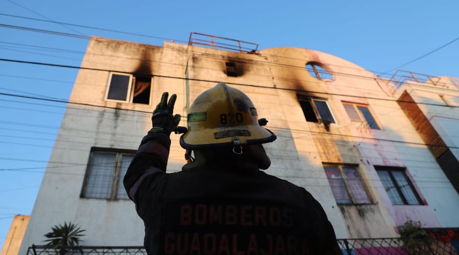 Al menos 15 personas fueron evacuadas por el incidente registrado en una torre de departamentos al interior de Guadalajara. ESPECIAL