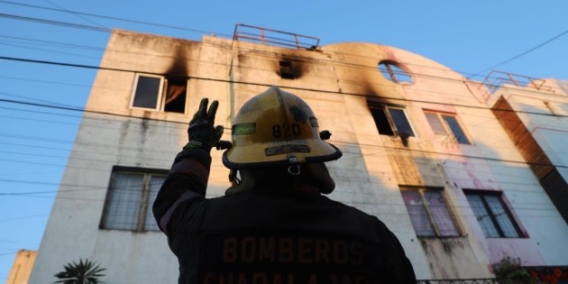 Seguridad en Jalisco: Incendio arrasa con parte de torre departamental en Guadalajara