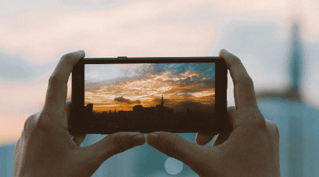 Tanto Samsung como Apple apuestan por estrategias distintas. UNSPLASH / C. LE