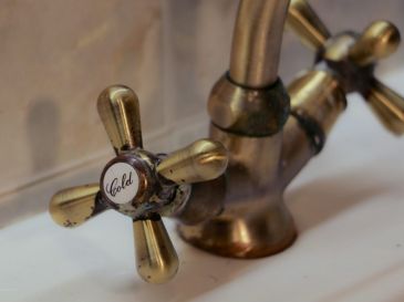 El sarro es uno de los problemas más frecuentes en las llaves de agua de baños y cocinas. UNSPLASH.