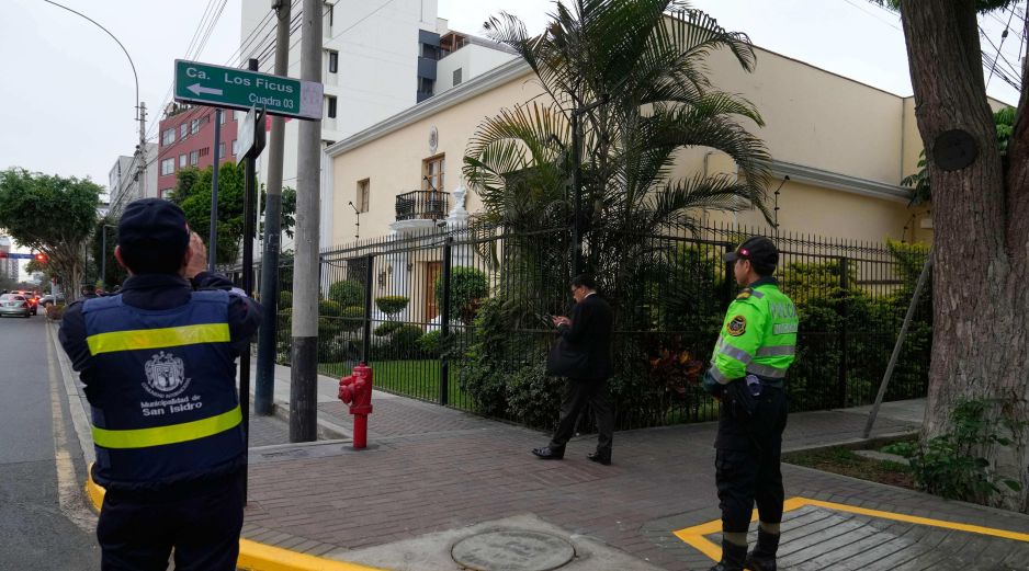 El gobierno de Perú ha reiterado que respetarán la inmunidad diplomática de la embajada mexicana, pero no da el salvoconducto permita a Betssy Chávez abandonar el país legalmente. AP/M. Mejía