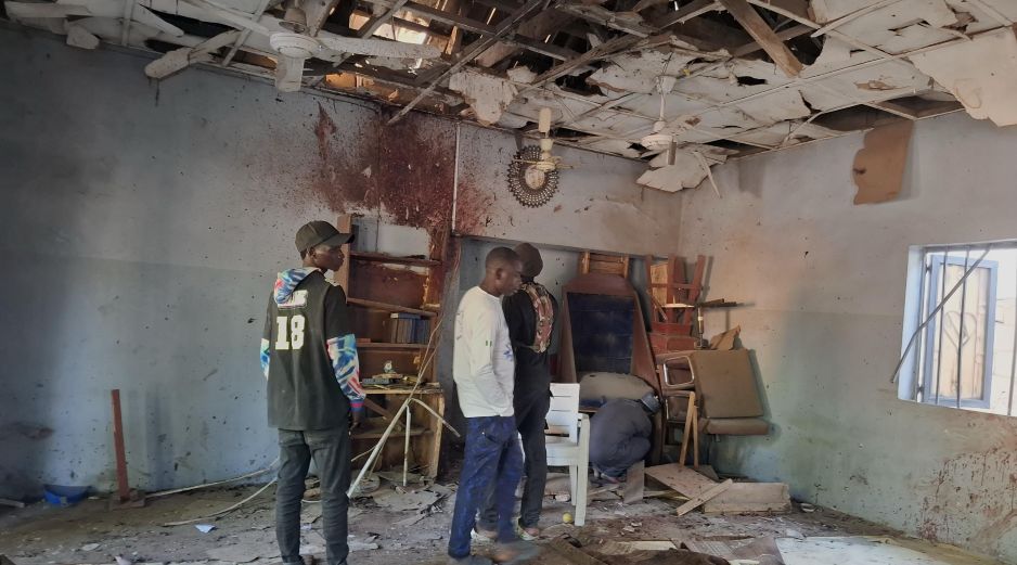 Personas inspeccionan los daños que dejó el estallido de una bomba en una mezquita. Aunque Trump sólo ha mencionado a las víctimas cristianas, también musulmanes son víctimas de los grupos radicales. AP/J. Ola