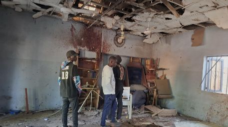 Personas inspeccionan los daños que dejó el estallido de una bomba en una mezquita. Aunque Trump sólo ha mencionado a las víctimas cristianas, también musulmanes son víctimas de los grupos radicales. AP/J. Ola