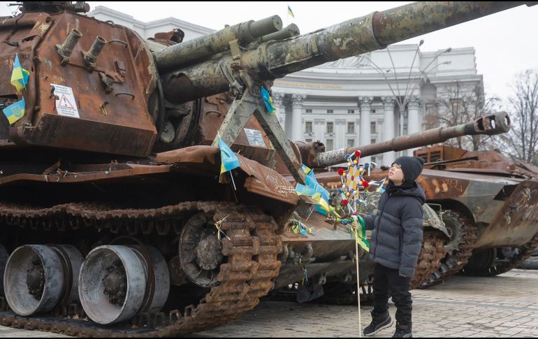 Un niño ucraniano sostiene una estrella de Belén durante las celebraciones navideñas en medio de la invasión en Kiev. El plan de paz redactado entre Ucrania y Estados Unidos está siendo analizado por Rusia. EFE/S. Dolzhenko
