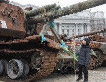 Un niño ucraniano sostiene una estrella de Belén durante las celebraciones navideñas en medio de la invasión en Kiev. El plan de paz redactado entre Ucrania y Estados Unidos está siendo analizado por Rusia. EFE/S. Dolzhenko