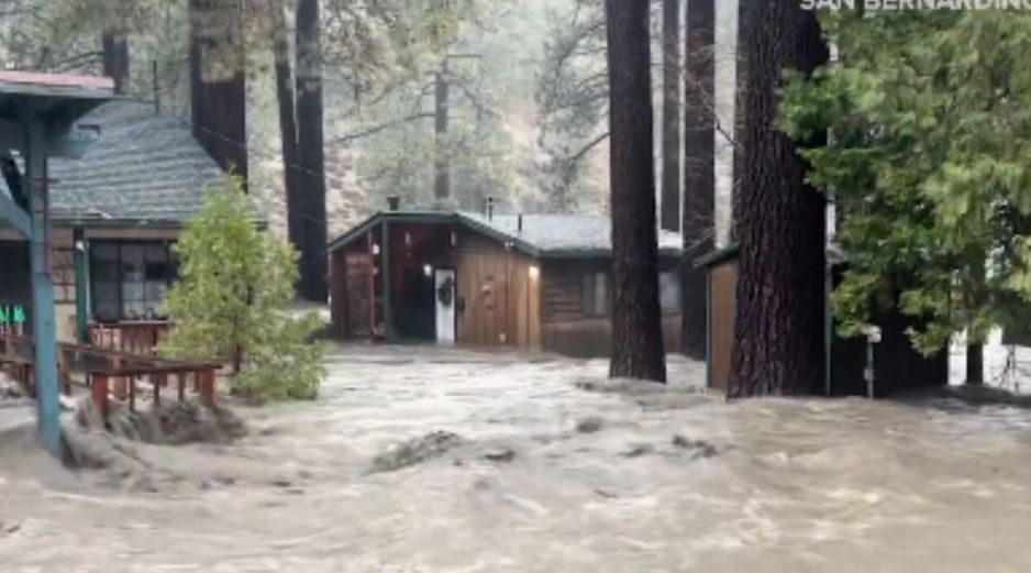 Las fuertes lluvias causaron inundaciones repentinas en el sur de California durante una de las peores tormentas navideñas en ese Estado de EU. X / @SBCOUNTYFIRE