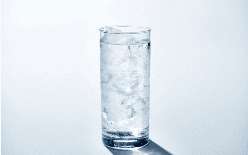 El consumo adecuado de agua favorece la limpieza de toxinas en el cuerpo. CANVA