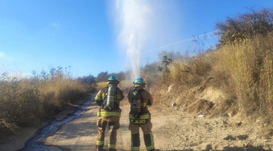 El derrame de hidrocarburo generó cierres preventivos y labores de contención para evitar riesgos a la población. CORTESÍA