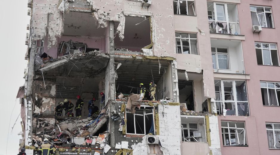 Rescatistas trabajan en un edificio dañado por un ataque ruso en Kiev, Ucrania. AP/E. Lukatsky