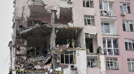 Rescatistas trabajan en un edificio dañado por un ataque ruso en Kiev, Ucrania. AP/E. Lukatsky