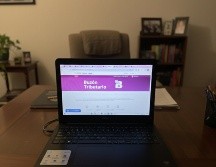 Si estrenaste celular nuevo con un número diferente, cambiaste de correo electrónico, o simplemente no has revisado tu situación fiscal en meses, este es el momento de actuar para evitar sorpresas desagradables en tu bolsillo de cara al Año Nuevo. ESPECIAL / O. F. López y GEMINI