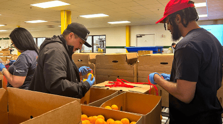 El supermercado de alimentos ha establecido un punto estratégico de recaudación con el objetivo de proporcionar tres millones de comidas antes del 31 de diciembre. EFE/ M. Viqueira