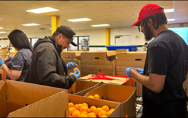El supermercado de alimentos ha establecido un punto estratégico de recaudación con el objetivo de proporcionar tres millones de comidas antes del 31 de diciembre. EFE/ M. Viqueira