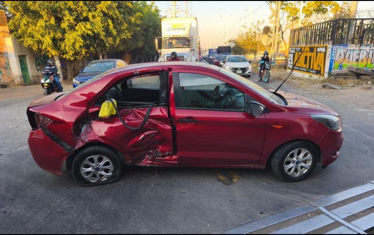 A pesar del aparatoso accidente registrado en El Salto, el conductor del vehículo sufrió lesiones leves, sin graves afectaciones. ESPECIAL
