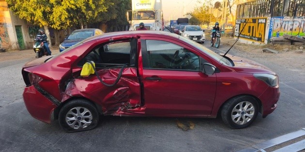 Seguridad en Jalisco: Ferrocarril choca a un veh&iacute;culo en El Salto