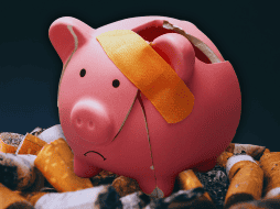 Aunque el ajuste al precio de los cigarros aplica a partir de 2026, en algunas tiendas ya han empezado a realizar el cambio. ESPECIAL / CANVA