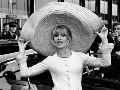 Brigitte Bardot posa con un enorme sombrero que trajo de México, a su llegada al aeropuerto de OrlY, el 27 de mayo de 1965, en París, Francia. AP