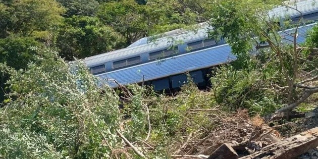 Tren trans&iacute;stmico de pasajeros se descarrila en Oaxaca
