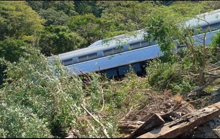 Se solicitó el apoyo de ambulancias para el rescate de personas lesionadas tras el incidente. ESPECIAL / SUN
