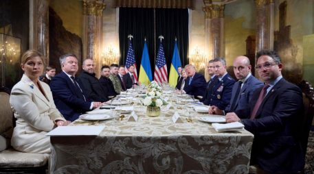 El encuentro de hoy entre los dos líderes llega después de que el jueves Zelenski sostuviera una conversación telefónica con los emisarios de la Casa Blanca Steve Witkoff y Jared Kushner, con los que abordó algunas 