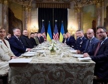 El encuentro de hoy entre los dos líderes llega después de que el jueves Zelenski sostuviera una conversación telefónica con los emisarios de la Casa Blanca Steve Witkoff y Jared Kushner, con los que abordó algunas 