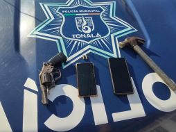 De igual manera se asegura un arma de fuego revólver y un martillo. CORTESÍA