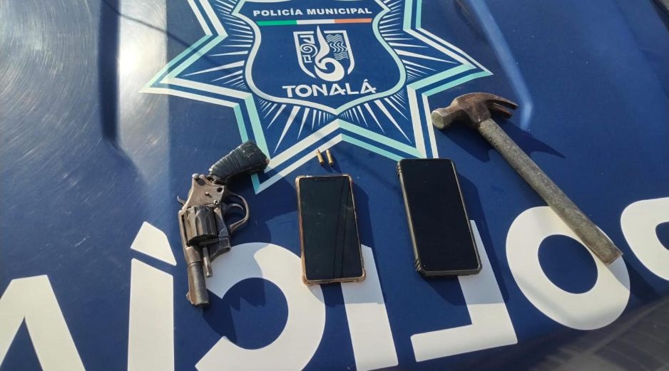 De igual manera se asegura un arma de fuego revólver y un martillo. CORTESÍA