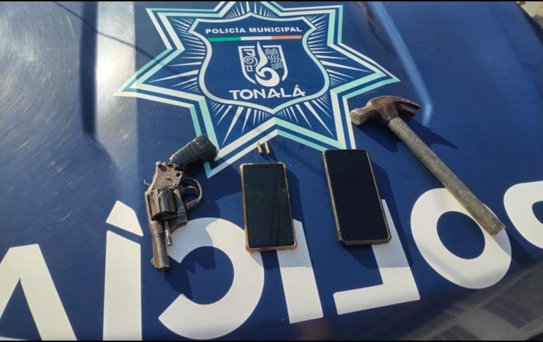 De igual manera se asegura un arma de fuego revólver y un martillo. CORTESÍA