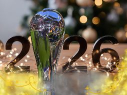 Para equipos como Chivas y Pumas, el brindis de este año tiene un sabor agridulce: el deseo sigue siendo el mismo, pero el reloj de la sequía no se detiene. ESPECIAL / IMAGO7 y CANVA