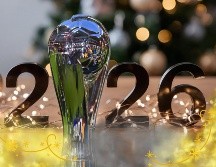 Para equipos como Chivas y Pumas, el brindis de este año tiene un sabor agridulce: el deseo sigue siendo el mismo, pero el reloj de la sequía no se detiene. ESPECIAL / IMAGO7 y CANVA