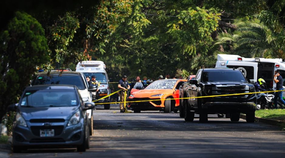 La Fiscalía de Jalisco añadió que se encuentra ya realizando las investigaciones pertinentes, lo que implica que la circulación peatonal y vehicular en la zona estará restringida algunas horas más. EL INFORMADOR / J. ACOSTA