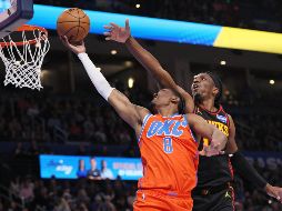 El base del Thunder de Oklahoma City, Jalen Williams, salta para encestar frente al alero de los Hawks de Atlanta, Onyeka Okongwu. AP