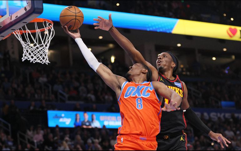 El base del Thunder de Oklahoma City, Jalen Williams, salta para encestar frente al alero de los Hawks de Atlanta, Onyeka Okongwu. AP