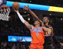El base del Thunder de Oklahoma City, Jalen Williams, salta para encestar frente al alero de los Hawks de Atlanta, Onyeka Okongwu. AP