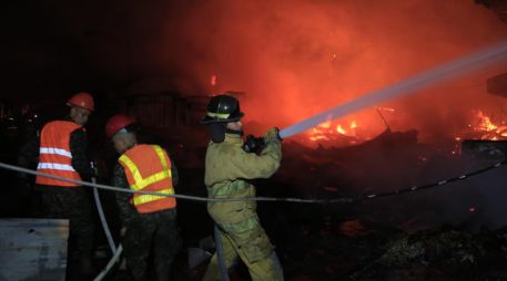 Al momento, se desconoce la totalidad de los negocios consumidos por las llamas. EFE/ J. VALLE