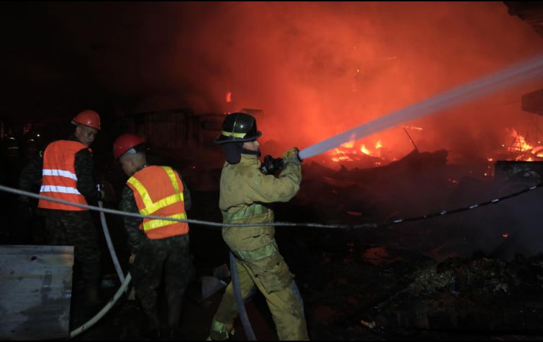 Al momento, se desconoce la totalidad de los negocios consumidos por las llamas. EFE/ J. VALLE