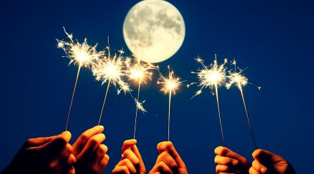 El 2026 está por iniciar, y con ello, la primera Luna llena del año llegará más brillante que nunca. ESPECIAL / CANVA