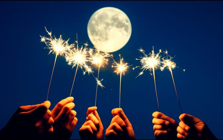 El 2026 está por iniciar, y con ello, la primera Luna llena del año llegará más brillante que nunca. ESPECIAL / CANVA