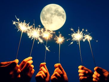 El 2026 está por iniciar, y con ello, la primera Luna llena del año llegará más brillante que nunca. ESPECIAL / CANVA