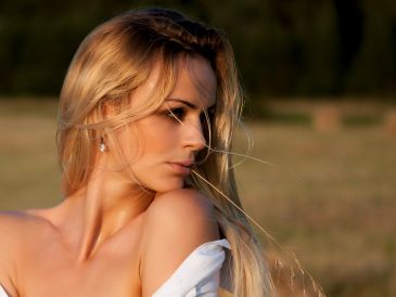 ¿Qué tonos de rubio ayudan a tapar las canas? UNSPLASH / S. SVECHNIKOV