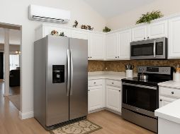 A pesar del peso del refrigerador, el aire acondicionado es el aparato que más energía demanda en total. ESPECIAL / CANVA