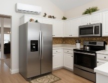 A pesar del peso del refrigerador, el aire acondicionado es el aparato que más energía demanda en total. ESPECIAL / CANVA