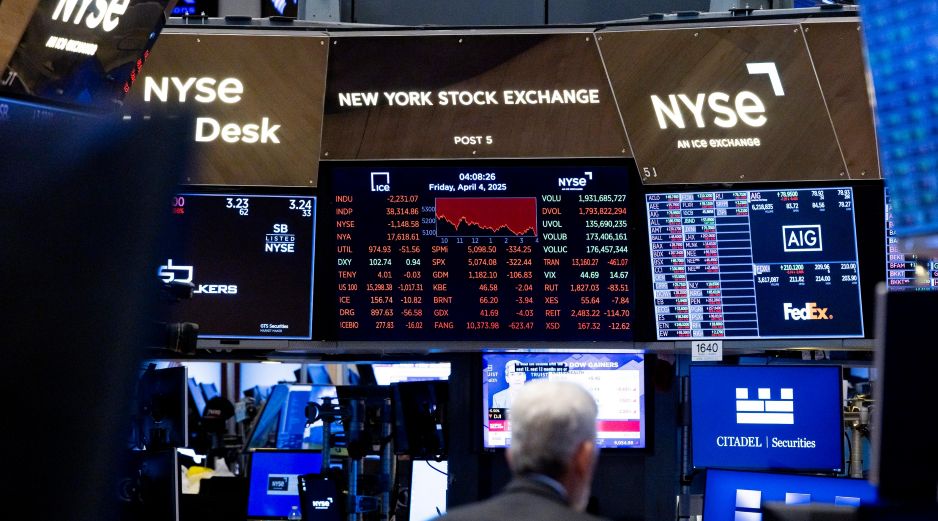 Al cierre de la bolsa, el Dow Jones avanzó hasta los 49.590 puntos y el selectivo S&P 500 repuntó un 0.16 %, hasta los 6.977; mientras que el tecnológico Nasdaq aumentó un 0.26 %, hasta 23.733 unidades. EFE / ARCHIVO