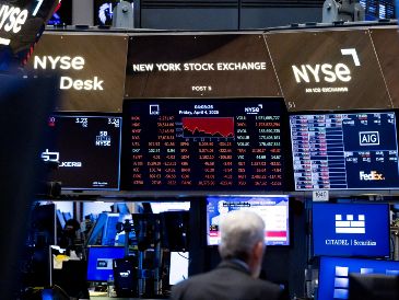 Al cierre de la bolsa, el Dow Jones avanzó hasta los 49.590 puntos y el selectivo S&P 500 repuntó un 0.16 %, hasta los 6.977; mientras que el tecnológico Nasdaq aumentó un 0.26 %, hasta 23.733 unidades. EFE / ARCHIVO