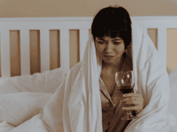 Si quieres reducir la probabilidad de una resaca elige bebidas bajas en congéneres bebe con moderación e hidrátate bien y come antes de beber. CANVA