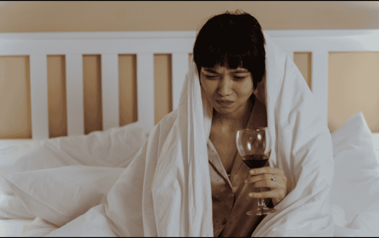 Si quieres reducir la probabilidad de una resaca elige bebidas bajas en congéneres bebe con moderación e hidrátate bien y come antes de beber. CANVA