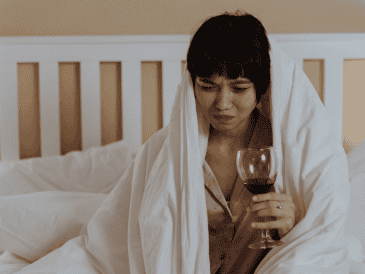 Si quieres reducir la probabilidad de una resaca elige bebidas bajas en congéneres bebe con moderación e hidrátate bien y come antes de beber. CANVA