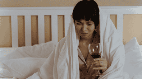 Si quieres reducir la probabilidad de una resaca elige bebidas bajas en congéneres bebe con moderación e hidrátate bien y come antes de beber. CANVA