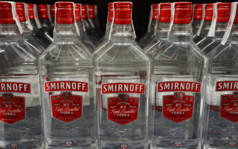 El ron especialmente el ron oscuro o añejo podría provocar una resaca mas intensa al tener mayores niveles de congéneres a comparación del vodka. CANVA